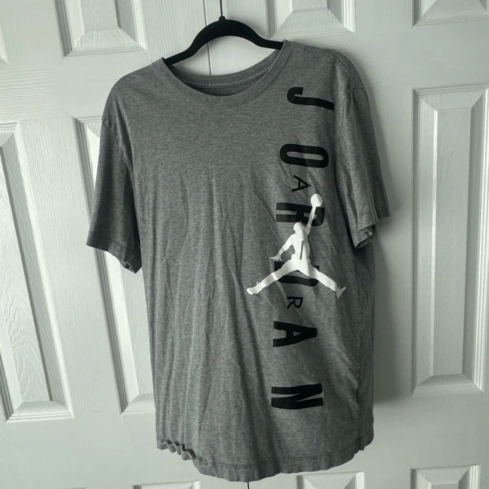 Air Jordan Graphic Tee Heather Grey Vertical Side Logo Men's Large T Shirt